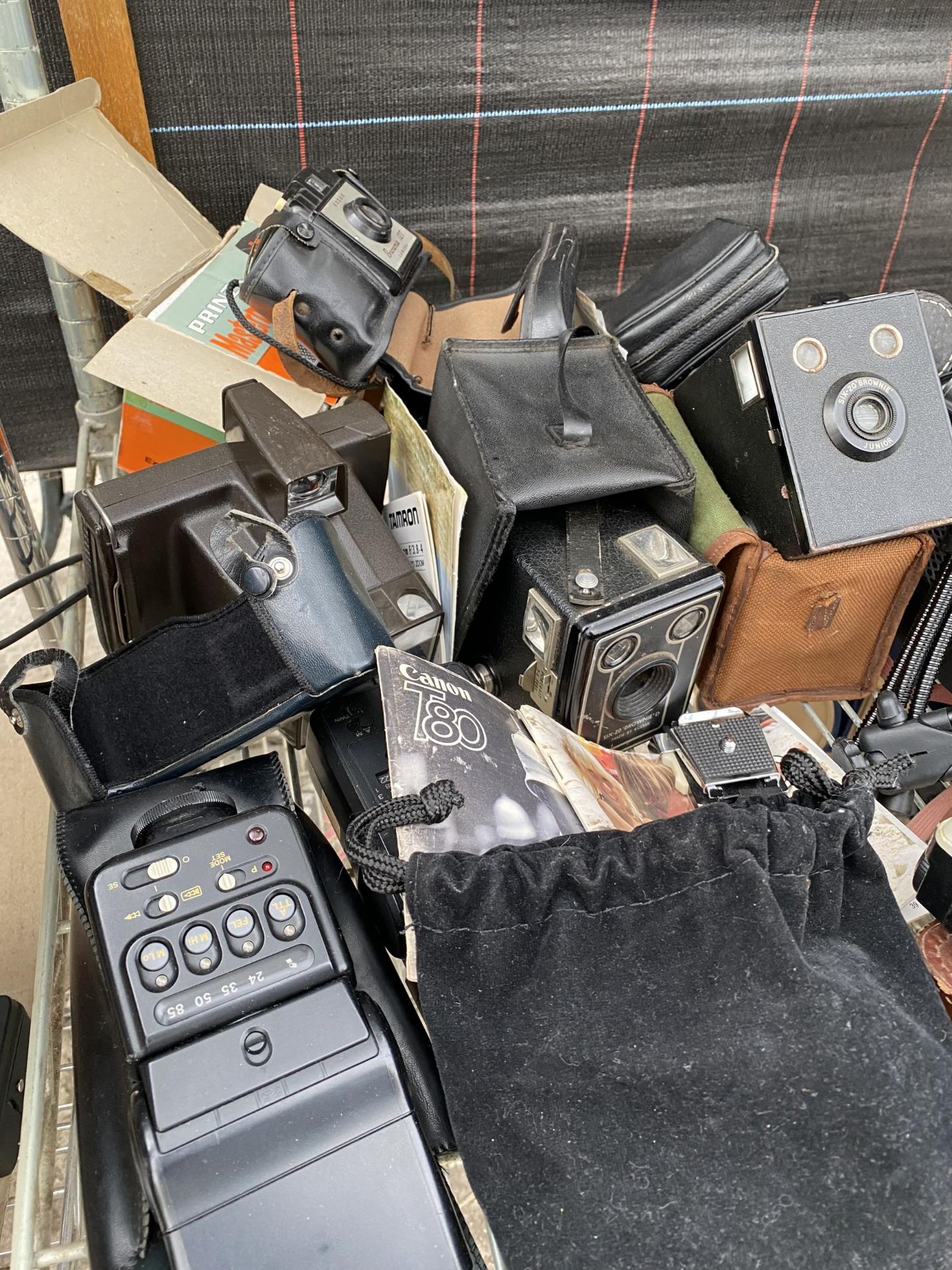 A LARGE ASSORTMENT OF VINTAGE PHOTOGRAPHY EQUIPMENT TO INCLUDE BROWNIE CAMERAS AND A CAMCORDER ETC - Image 2 of 5