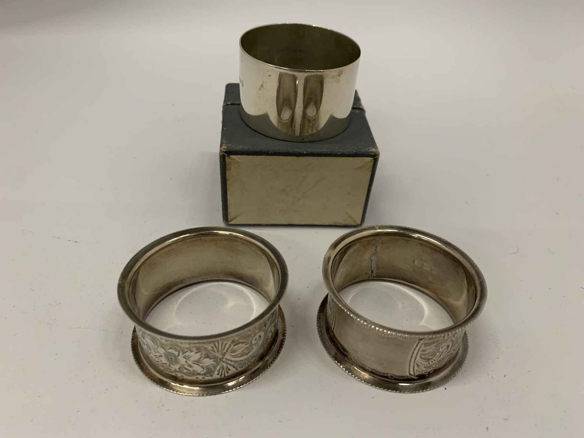 A MIXED LOT OF HALLMARKED SILVER NAPKIN RINGS TO INCLUDE A CASED EXAMPLE - Image 3 of 6