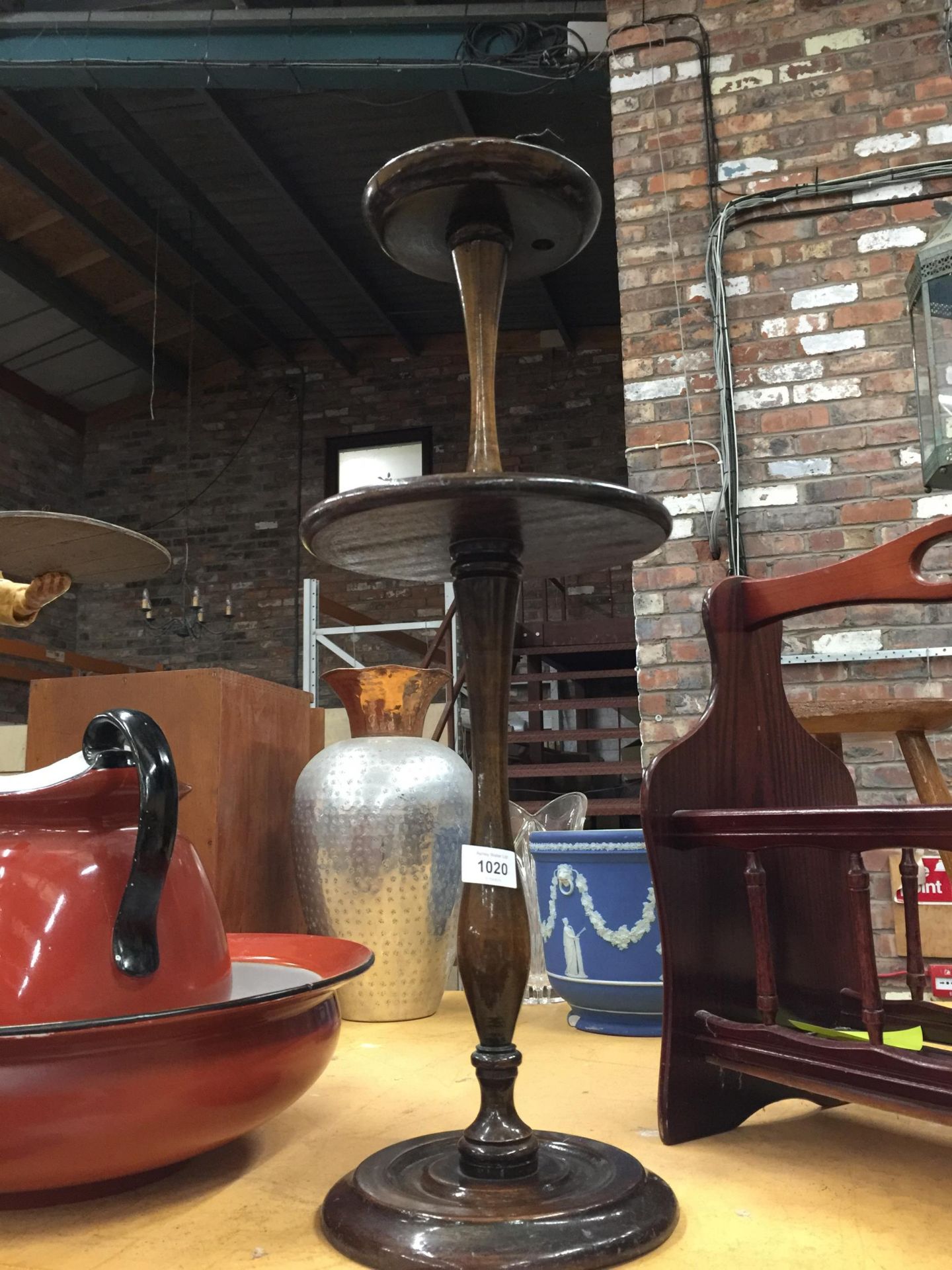 A VINTAGE MAHOGANY FLOOR STANDING ASHTRAY WITH MIDDLE TIER HEIGHT 63CM