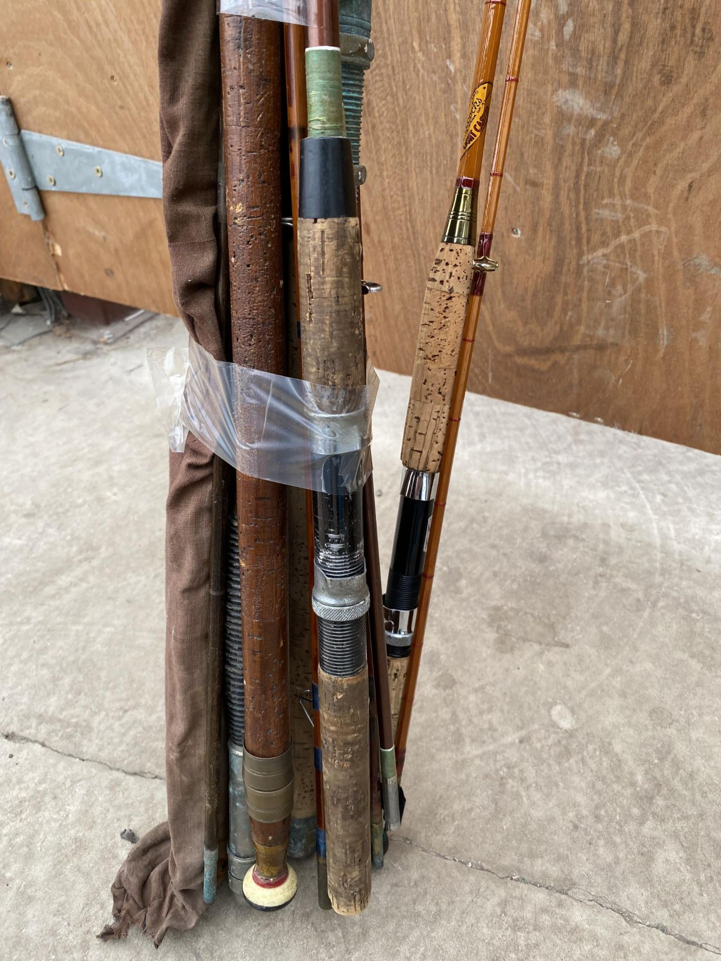 AN ASSORTMENT OF FISHING RODS TO INCLUDE SPLIT CANE EXAMPLES OF ALLCOCKS 'LIGHTCASTER' AND - Image 3 of 3