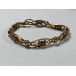 A 9CT YELLOW GOLD CITRINE & AMETHYST DECORATIVE BRACELET, WEIGHT 9.5G