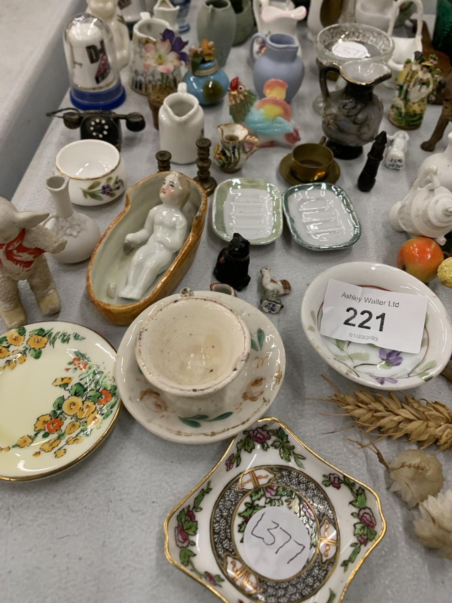 A LARGE QUANTITY OF MINIATURE ITEMS TO INCLUDE JUGS, POTS, ANIMALS, PLATES, ETC - Image 2 of 4