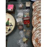 A MIXED LOT TO INCLUDE COSTUME JEWELLERY, A SELKIRK GLASS PAPERWEIGHT, ETC