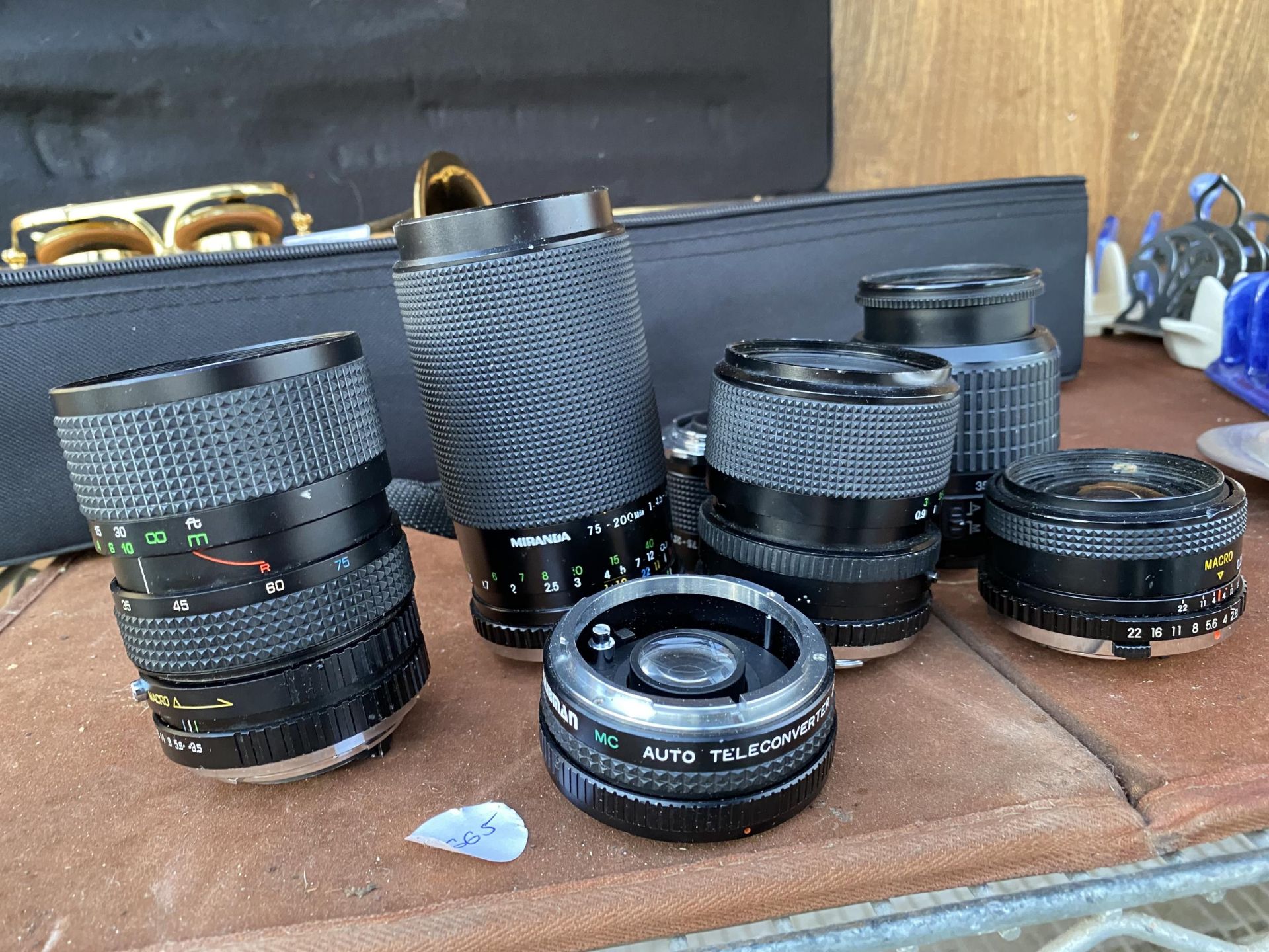 AN ASSORTMENT OF CAMERA LENS' TO INCLUDE A MACRO HUNTER AUTO LENS AND A MIRANDA LENS ETC - Image 2 of 2