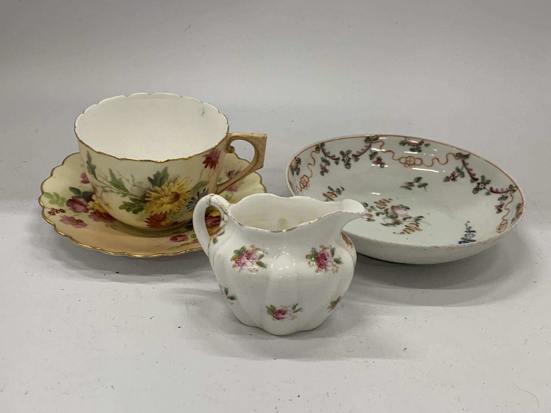 A MIXED GROUP OF 19TH CENTURY AND LATER PORCELAIN ITEMS TO INCLUDE A ROYAL WORCESTER BLUSH IVORY CUP - Image 3 of 6