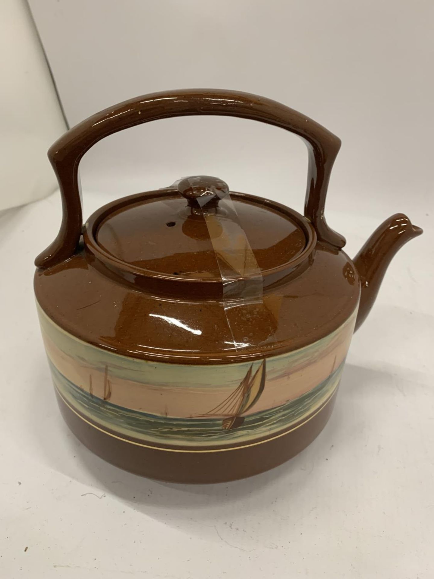 A VINTAGE ROYAL DOULTON STYLE TEAPOT WITH TRANSFER PRINTED FREIZE - Image 6 of 8