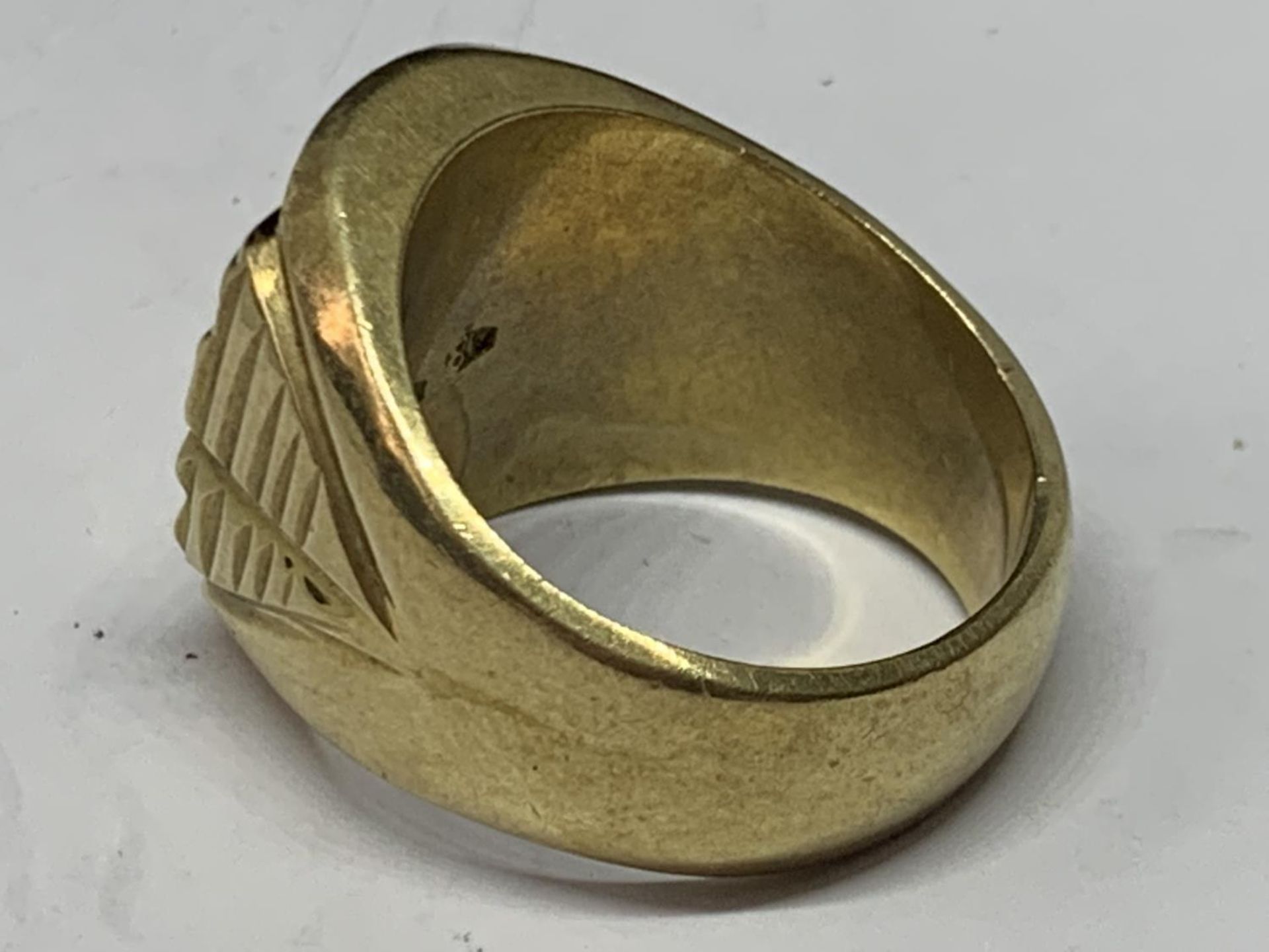 A YELLOW METAL RING - Image 2 of 3