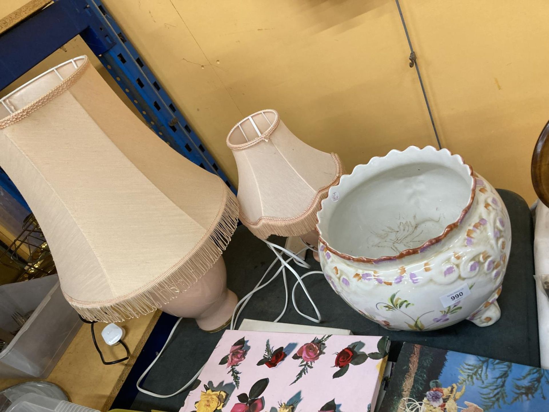 TWO PEACH COLOURED TABLE LAMPS WITH SHADES PLUS A LARGE FLORAL PLANTER - Image 2 of 6