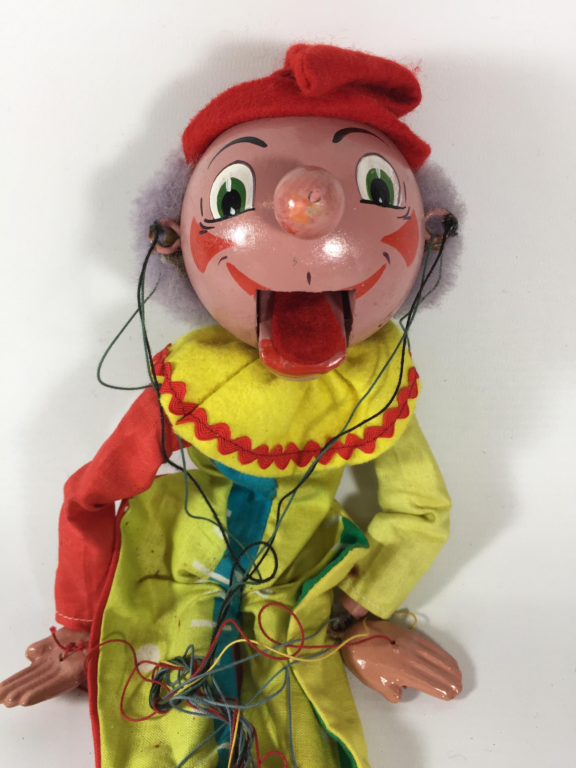 A VINTAGE PELHAM PUPPET - CLOWN IN YELLOW COSTUME WITH ORIGINAL BOX - Image 2 of 3