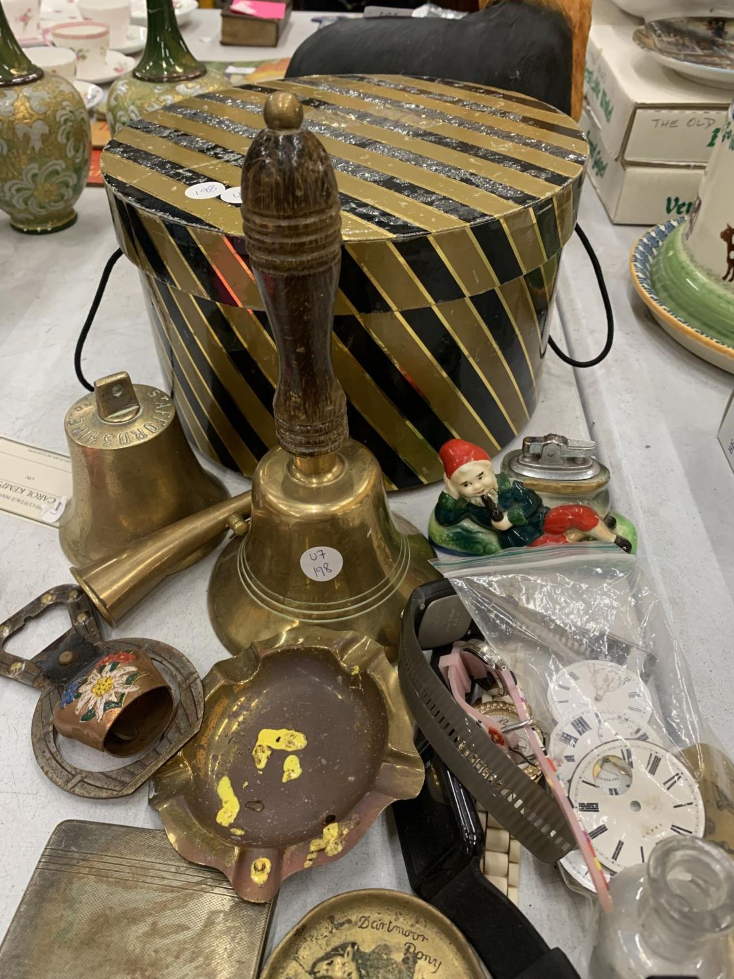 A LARGE COLLECTION OF BRASS ITEMS TO INCLUDE BELLS, FIGURES, ETC PLUS WATCH FACES, A CIGARETTE CASE, - Image 14 of 14