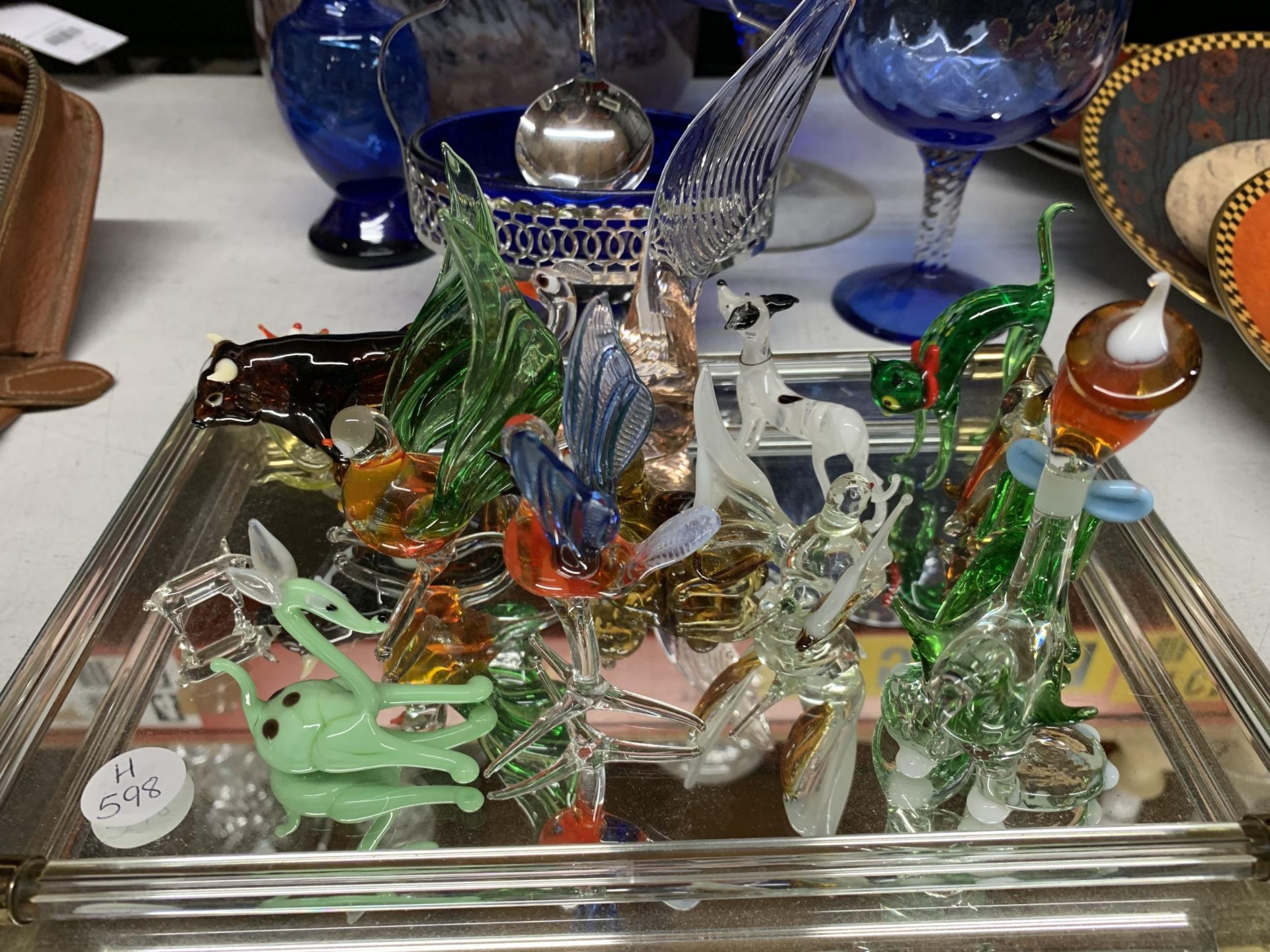 A LARGE QUANTITY OF GLASSWARE TO INCLUDE ANIMALS, A MIRRORED TRAY, PAPERWEIGHTS, VASES, ETC - Bild 3 aus 4