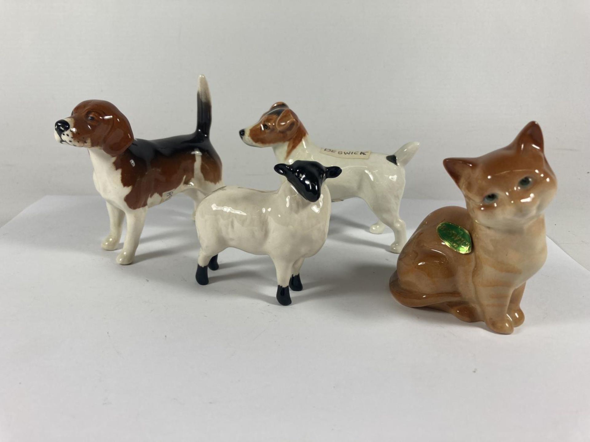 FOUR BESWICK FIGURES TO INCLUDE A JACK RUSSEL, HOUND, A LAMB AND A CAT - Image 2 of 6