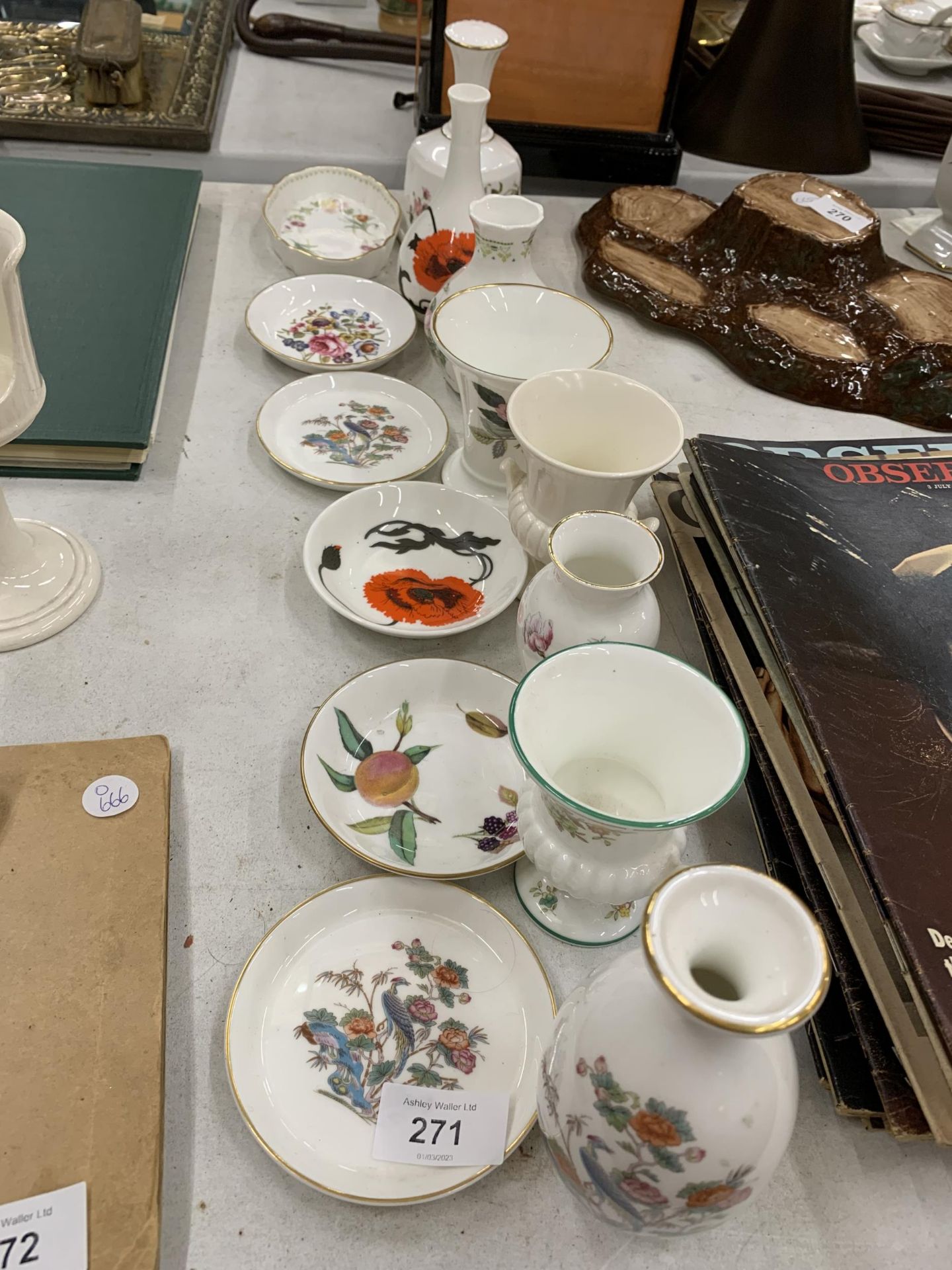 A QUANTITY OF SMALL CERAMIC ITEMS TO INCLUDE AYNSLEY, WEDGWOOD, ETC, PIN TRAYS AND VASES
