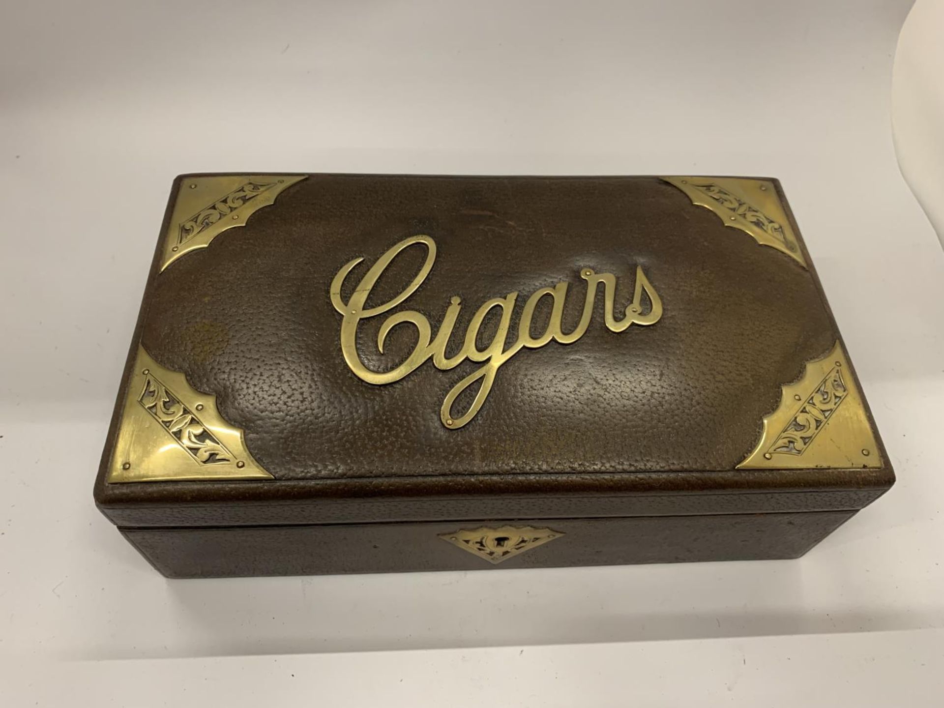 A VINTAGE LEATHER AND BRASS CIGAR BOX - Image 2 of 6