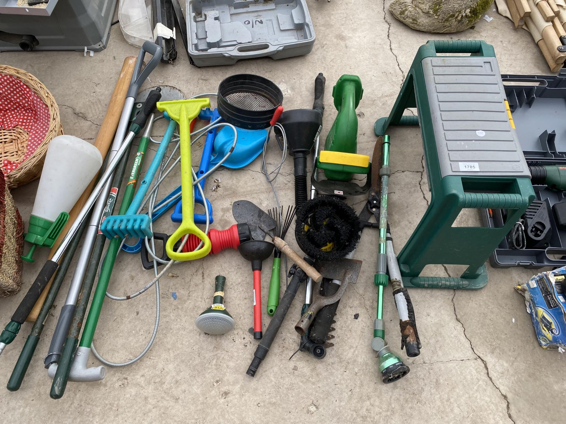 AN ASSORTMENT OF GARDEN TOOLS TO INCLUDE SHEARS, A HALF MOON AND A HEDGE TRIMMER ETC