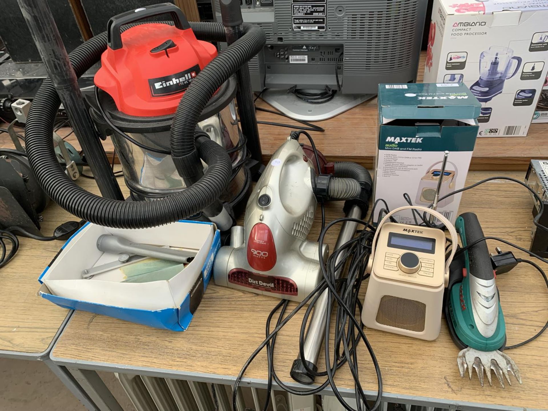 AN ASSORTMENT OF ITEMS TO INCLUDE TWO VACUUMS AND A MINI RADIONETC