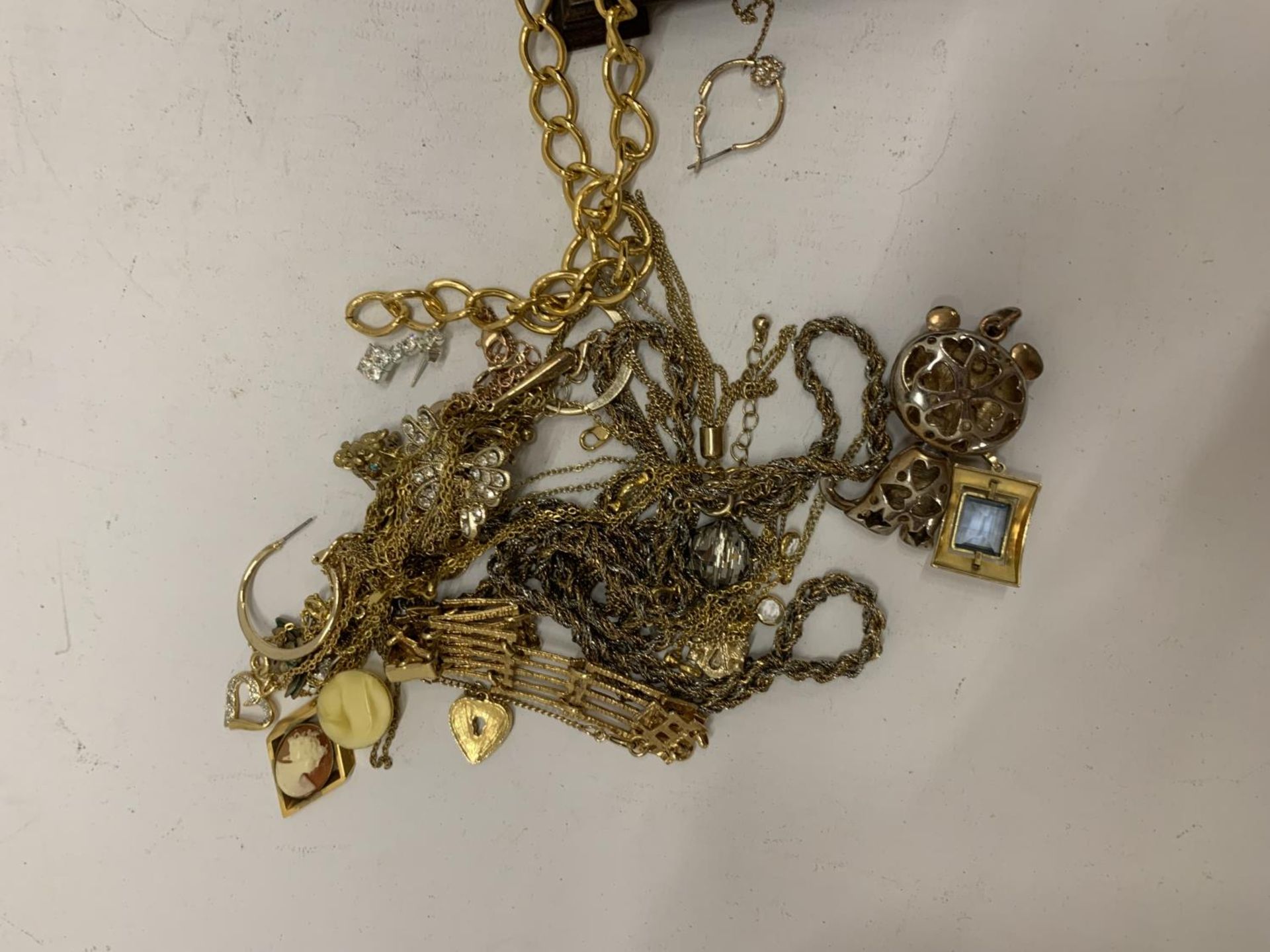 A QUANTITY OF YELLOW METAL COSTUME JEWELLERY TO INCLUDE CHAINS, EARRINGS, ETC IN A WOODEN BOX - Image 8 of 8