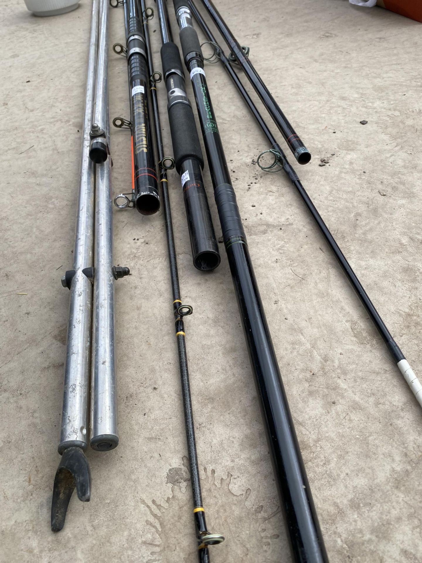 THREE BEACH FISHING RODS TO INCLUDE ZZIPLEX SILSTAR, PEGLEY DAVIES, A BEACH ROD REST AND LEAD - Image 4 of 4