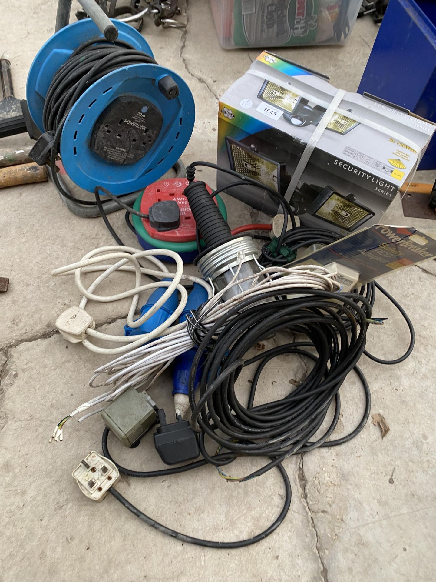 AN ASSORTMENT OF ITEMS TO INCLUDE EXTENSION LEADS AND A WORK LIGHT ETC