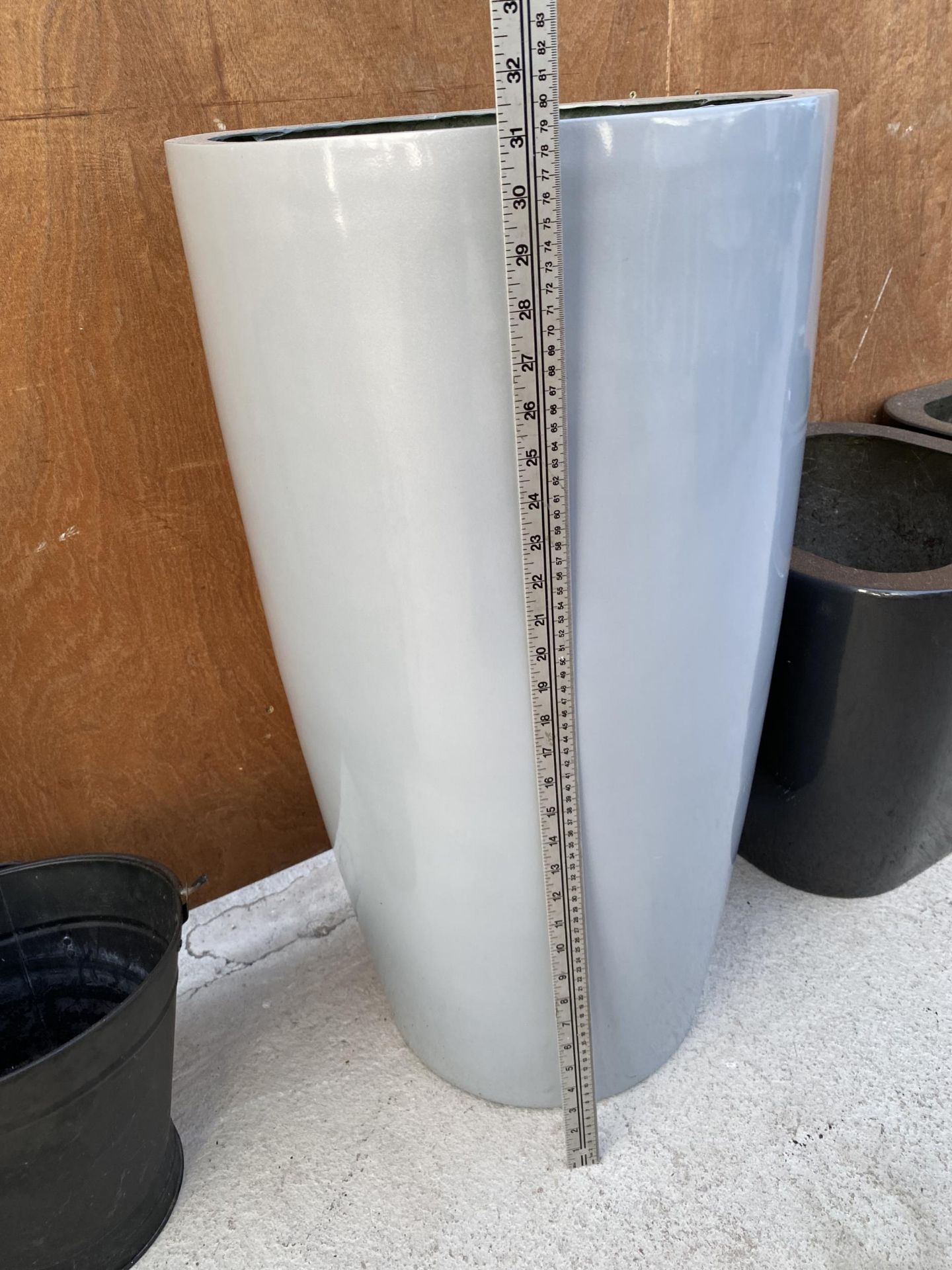 A TALL SILVER CIRCULAR FIBRE GLASS PLANTER (H:79CM) - Image 2 of 3