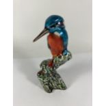 A HANDPAINTED AND SIGNED IN GOLD ANITA HARRIS KINGFISHER FIGURE