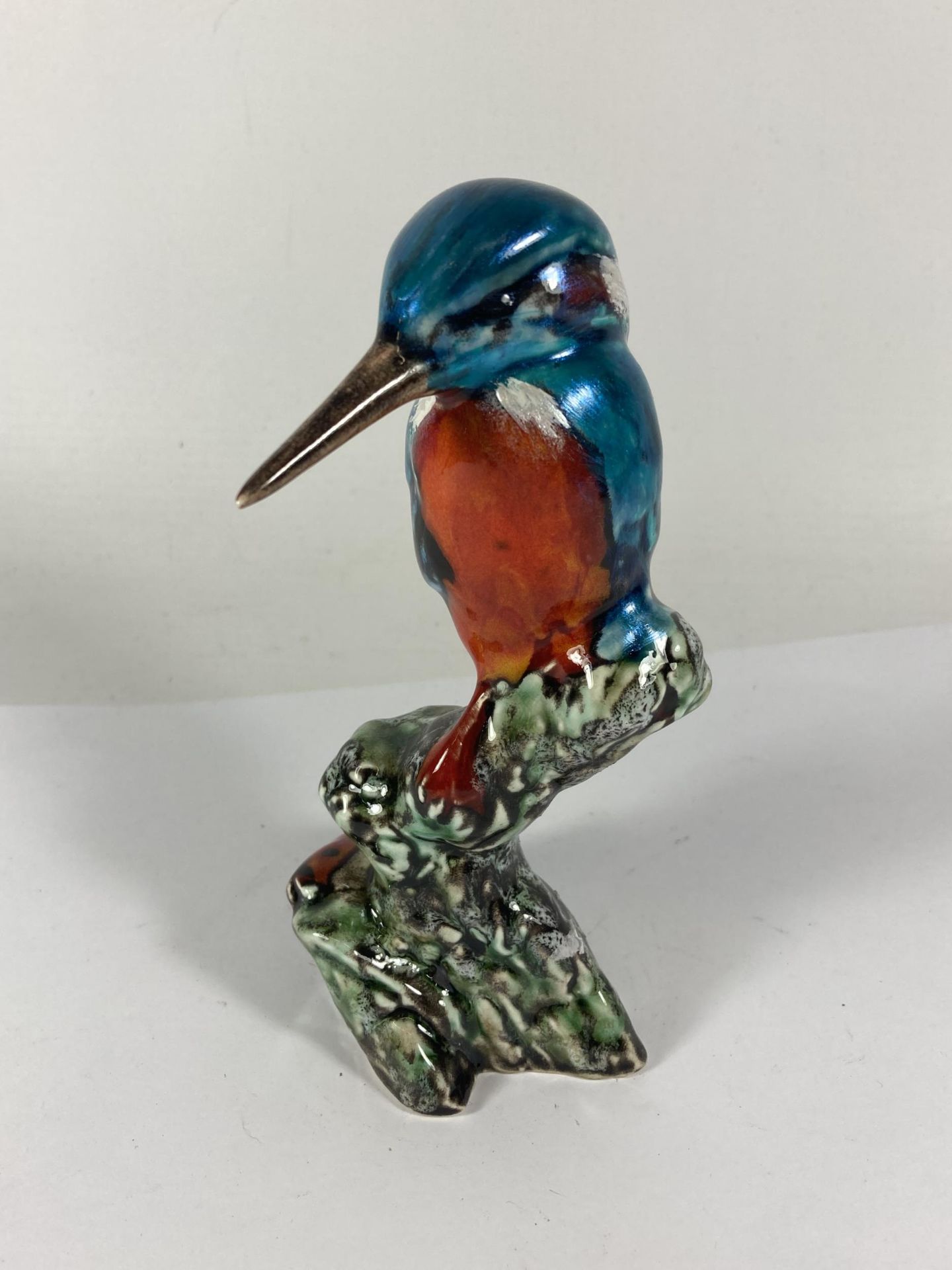 A HANDPAINTED AND SIGNED IN GOLD ANITA HARRIS KINGFISHER FIGURE