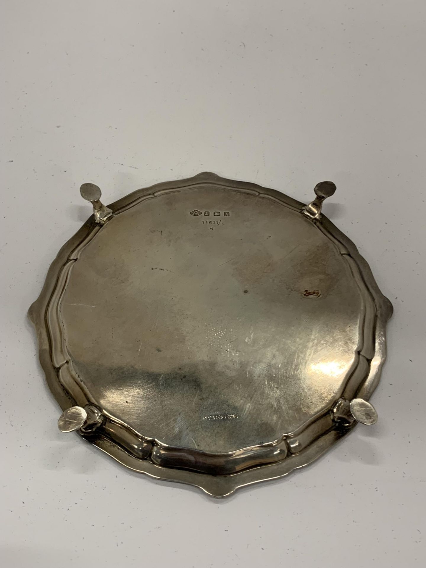 A GEORGE V SILVER SALVER / CARD TRAY, HALLMARKS FOR BIRMINGHAM, 1925, WEIGHT 175G, WIDTH 15CM - Image 3 of 6