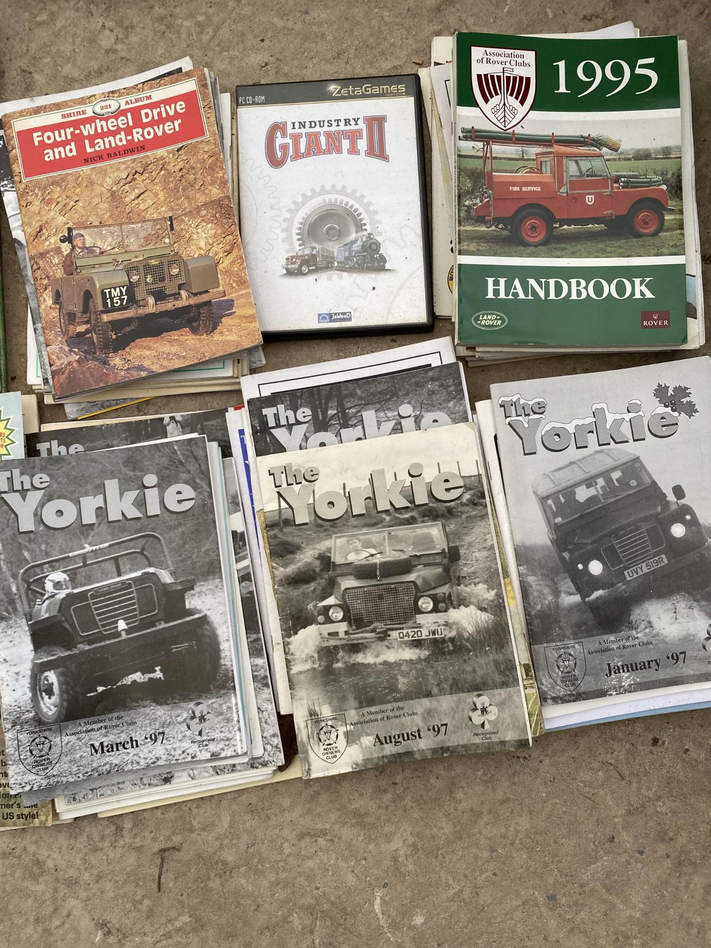 A LARGE COLLECTION OF VARIOUS LAND ROVER MAGAZINES - Image 3 of 4