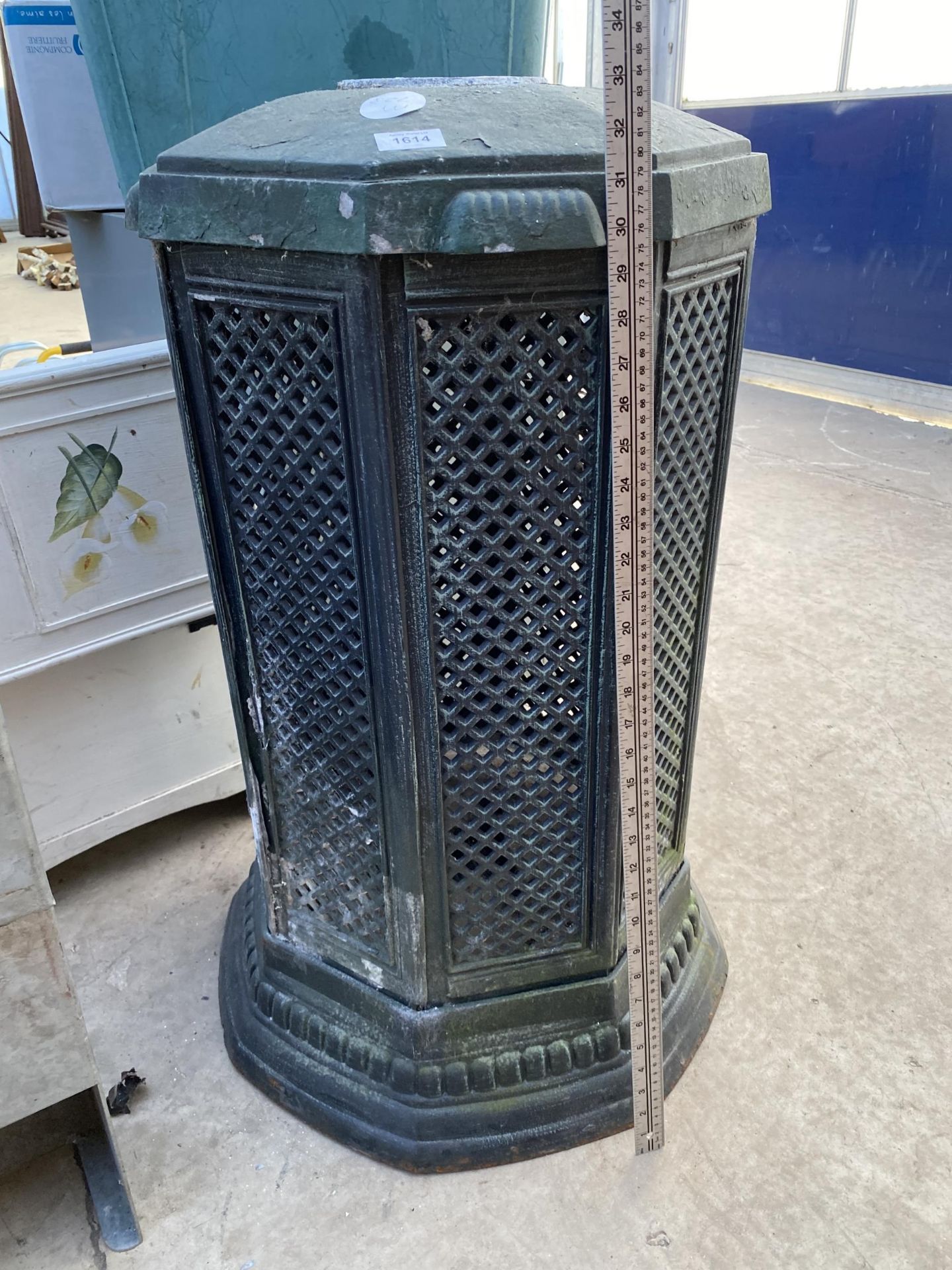 A CAST ALLOY PATIO HEATER BASE - Image 3 of 4