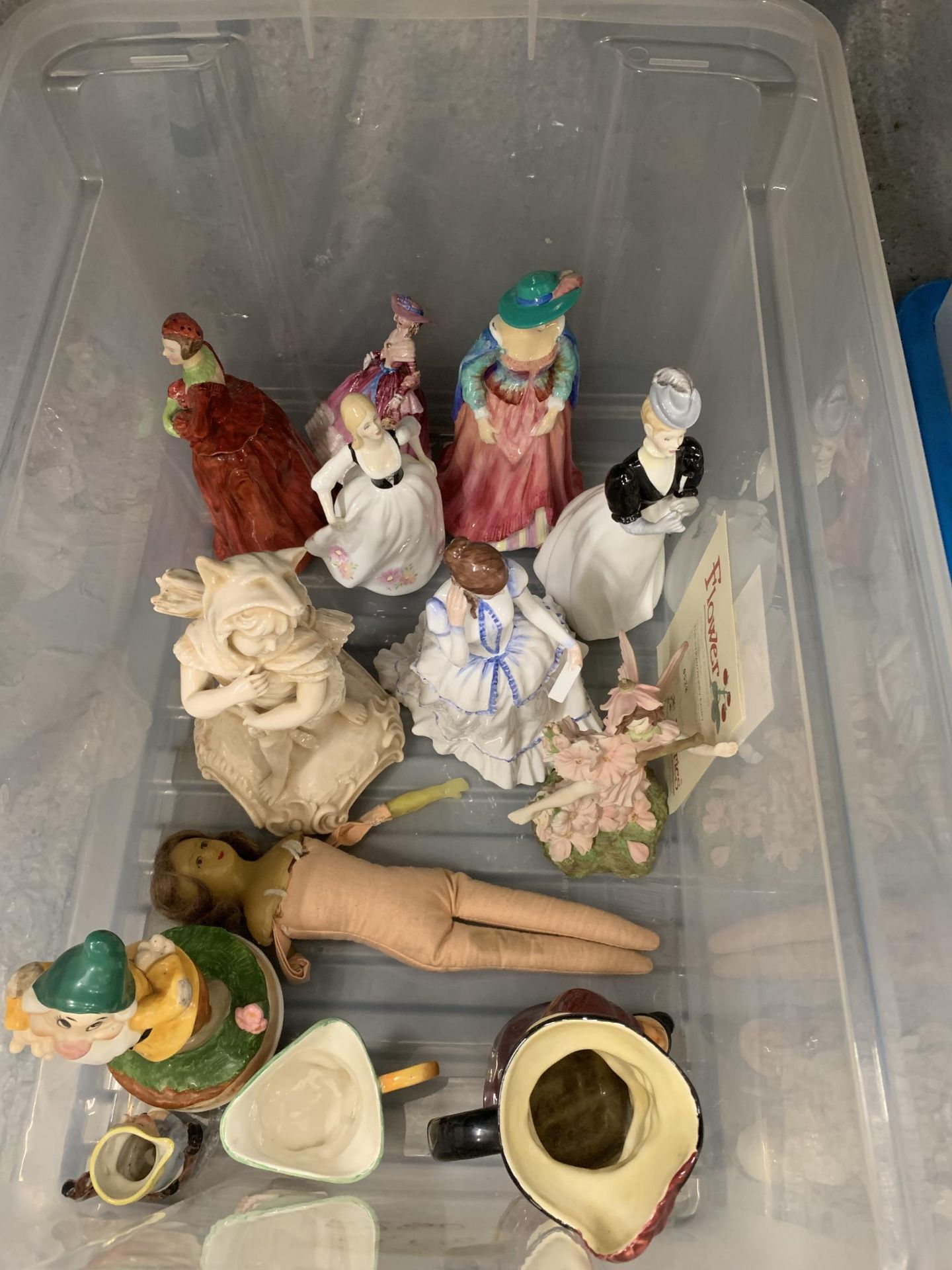 A BOX OF FIGURES TO INCLUDE FRANCESCA ART CHINA, TOBY JUGS, ETC - Image 2 of 7