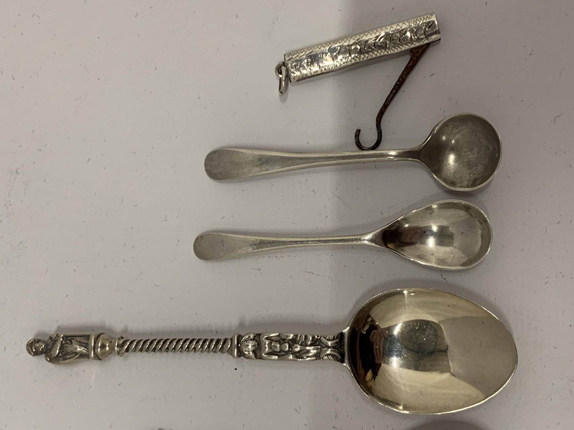 A MIXED LOT OF SMALL HALLMARKED SILVER CONDIMENT SPOONS ETC, TOTAL WEIGHT 40G - Image 5 of 8