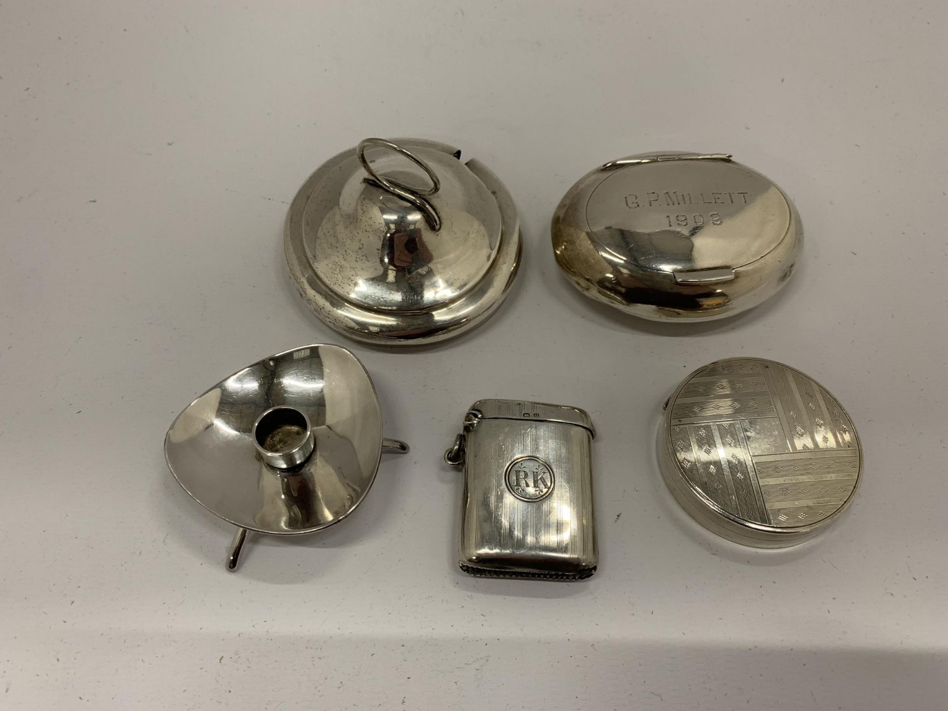 A GROUP OF HALLMARKED SILVER ITEMS TO INCLUDE A DANISH SILVER CANDLE HOLDER, VESTA CASE, PILL BOX