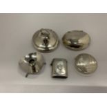 A GROUP OF HALLMARKED SILVER ITEMS TO INCLUDE A DANISH SILVER CANDLE HOLDER, VESTA CASE, PILL BOX