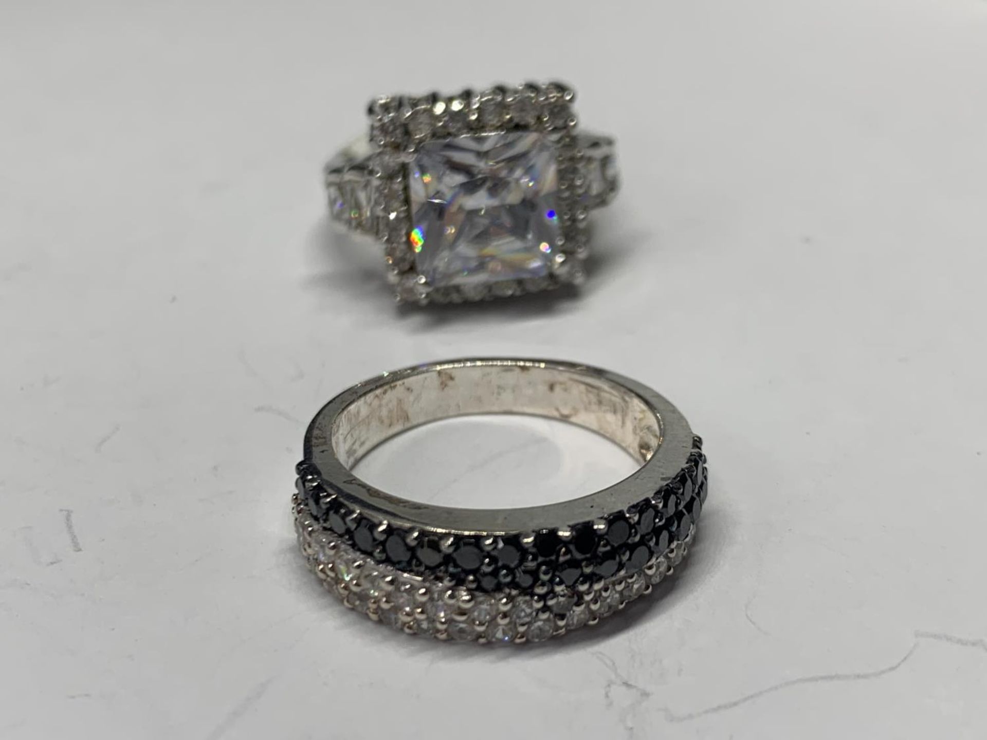 FIVE VARIOUS SILVER RINGS - Image 3 of 3