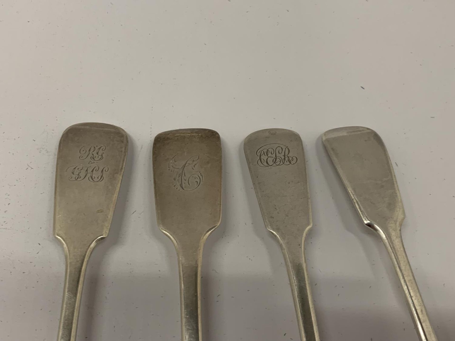 A GROUP OF FOUR HALLMARKED SILVER TABLE SPOONS TO INCLUDE TWO GEORGIAN EXAMPLES, TOTAL WEIGHT 310G - Image 4 of 8