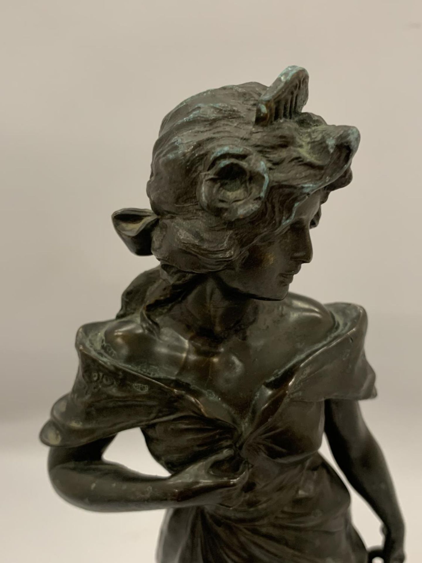 A BRONZE LADY FIGURE, HEIGHT 36.5CM - Image 6 of 6