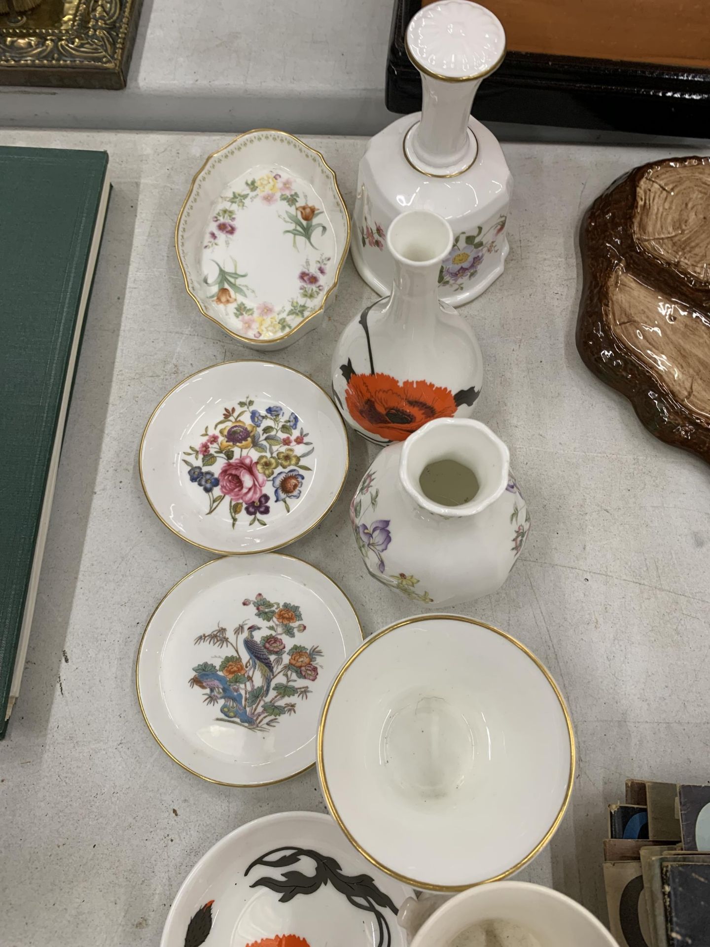 A QUANTITY OF SMALL CERAMIC ITEMS TO INCLUDE AYNSLEY, WEDGWOOD, ETC, PIN TRAYS AND VASES - Image 5 of 6