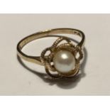 A 9 CARAT GOLD RING WITH A CENTRE PEARL IN A TWIST DESIGN SIZE O/P