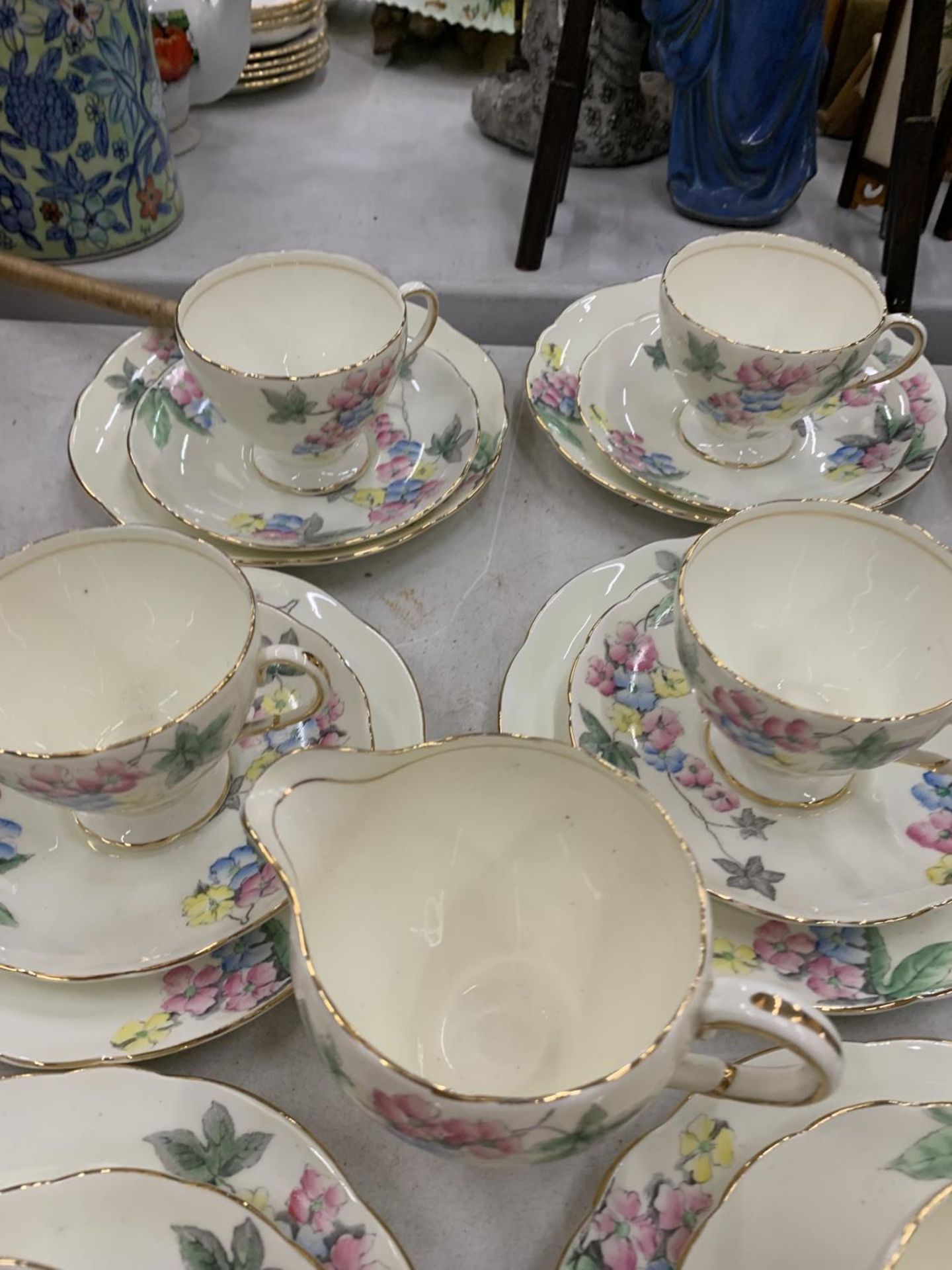 A VINTAGE OLD FOLEY TEASET DECORATED WITH A FLORAL PATTERN TO INCLUDE CUPS, SAUCERS, SIDE PLATES, - Image 8 of 8