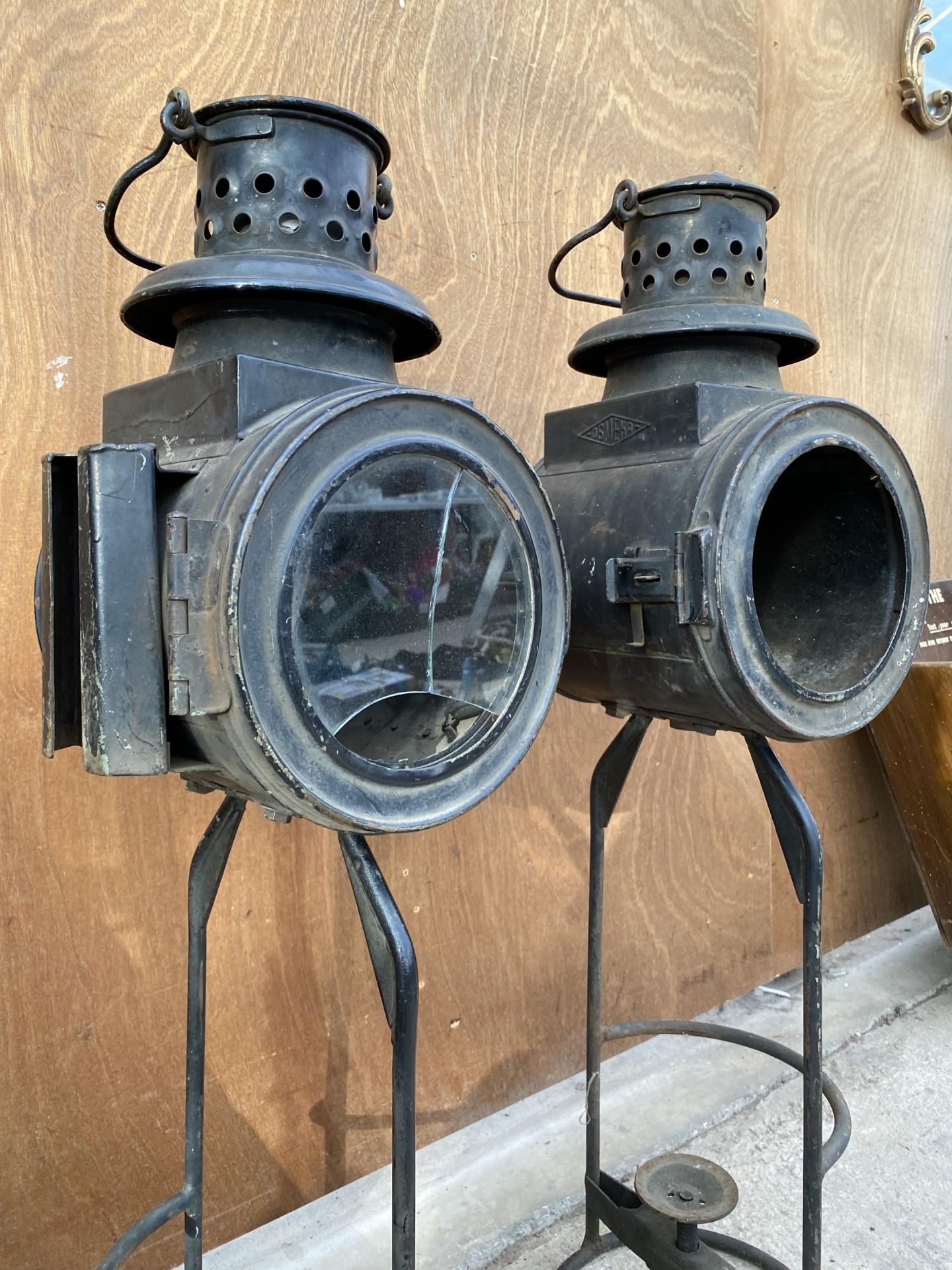 A PAIR OF VINTAGE AND RARE GERMAN RAILWAY LAMPS - Image 2 of 4