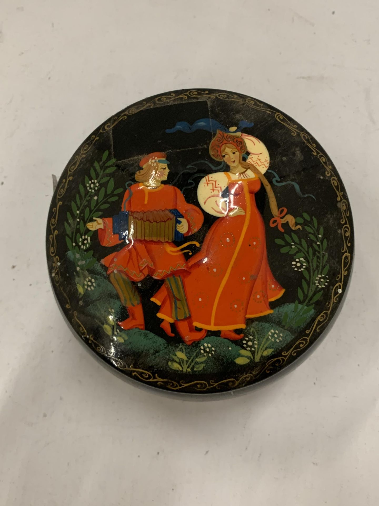 A HAND PAINTED LIDDED POT DIAMETER 8CM - Image 3 of 8