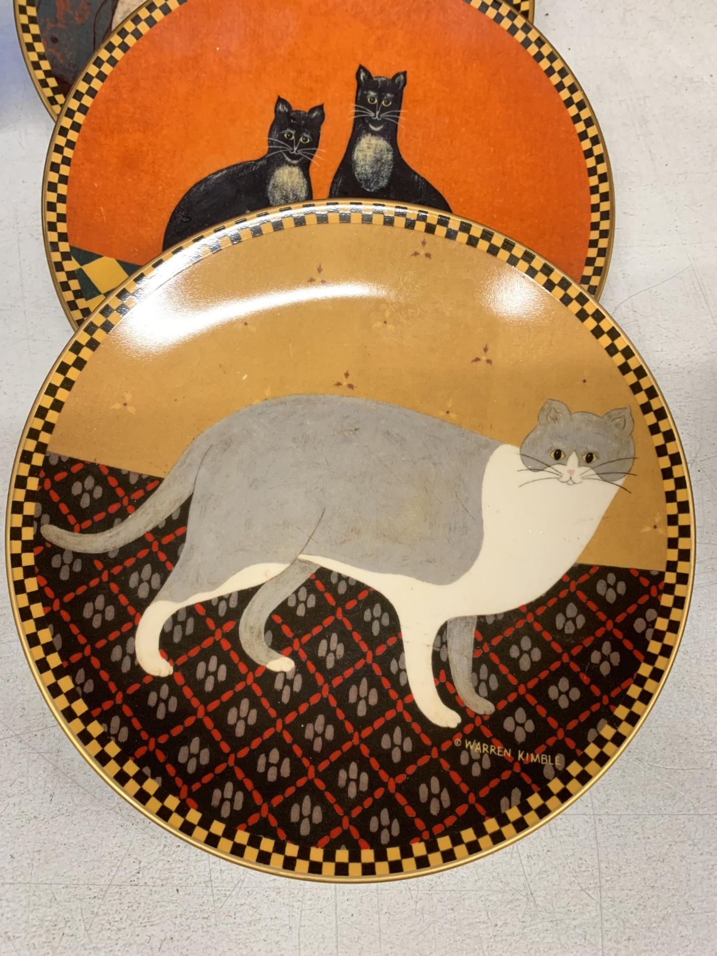 A QUANTITY OF CAT CABINET/WALL PLATES IN THE 'PROPER CATS' COLLECTION BY WARREN KIMBLE - 5 IN TOTAL - Image 2 of 3