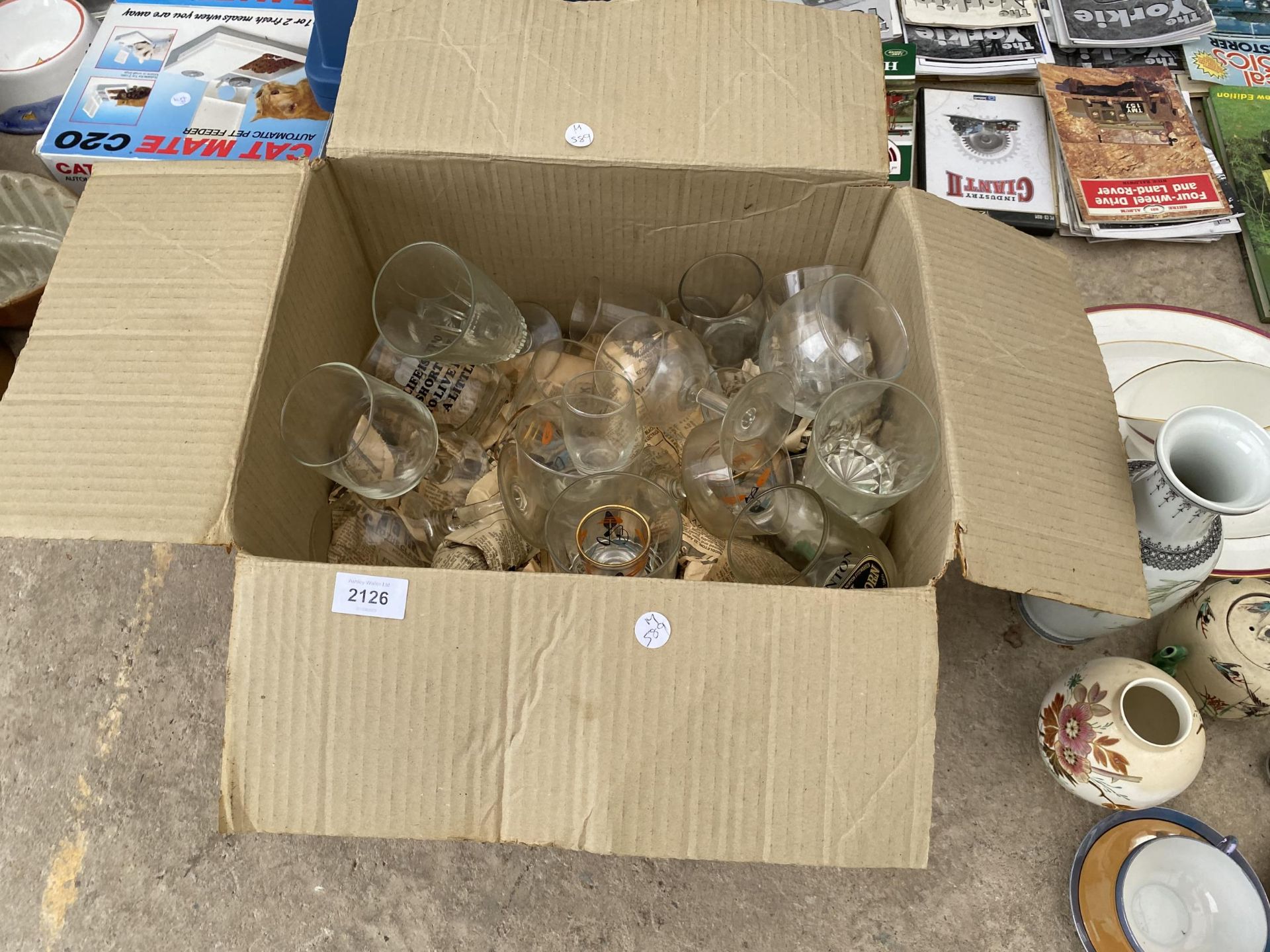 AN ASSORTMENT OF VINTAGE GLASS WARE TO INCLUDE WINE GLASSES ETC