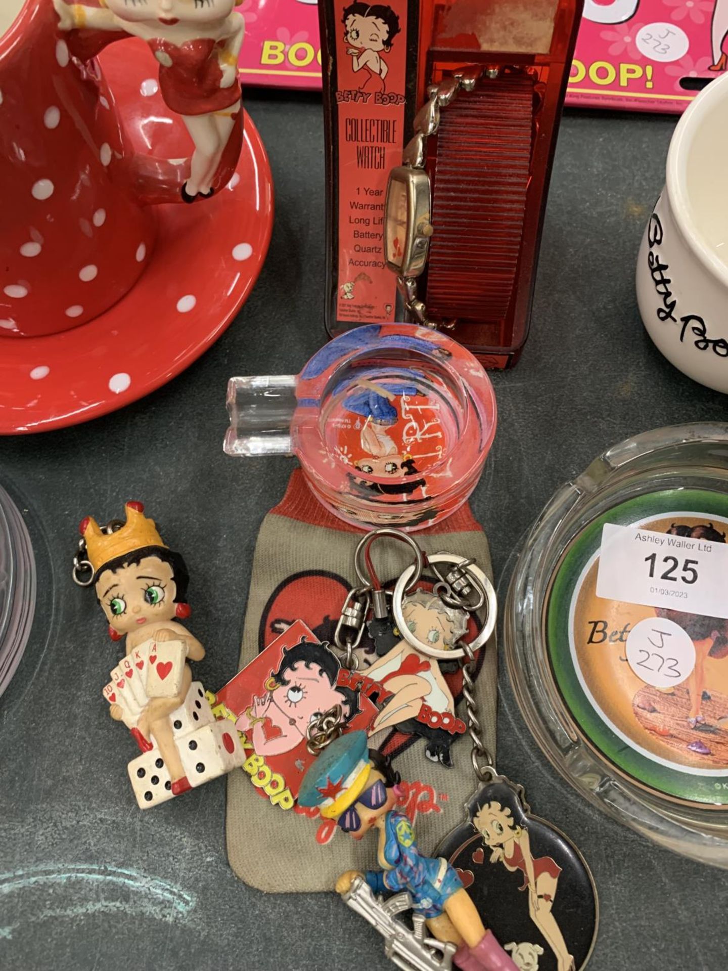 A QUANTITY OF BETTY BOOP ITEMS TO INCLUDE A MUG AND SAUCER, NUMBER PLATE, ASH TRAYS, A WATCH, KEY - Bild 10 aus 12