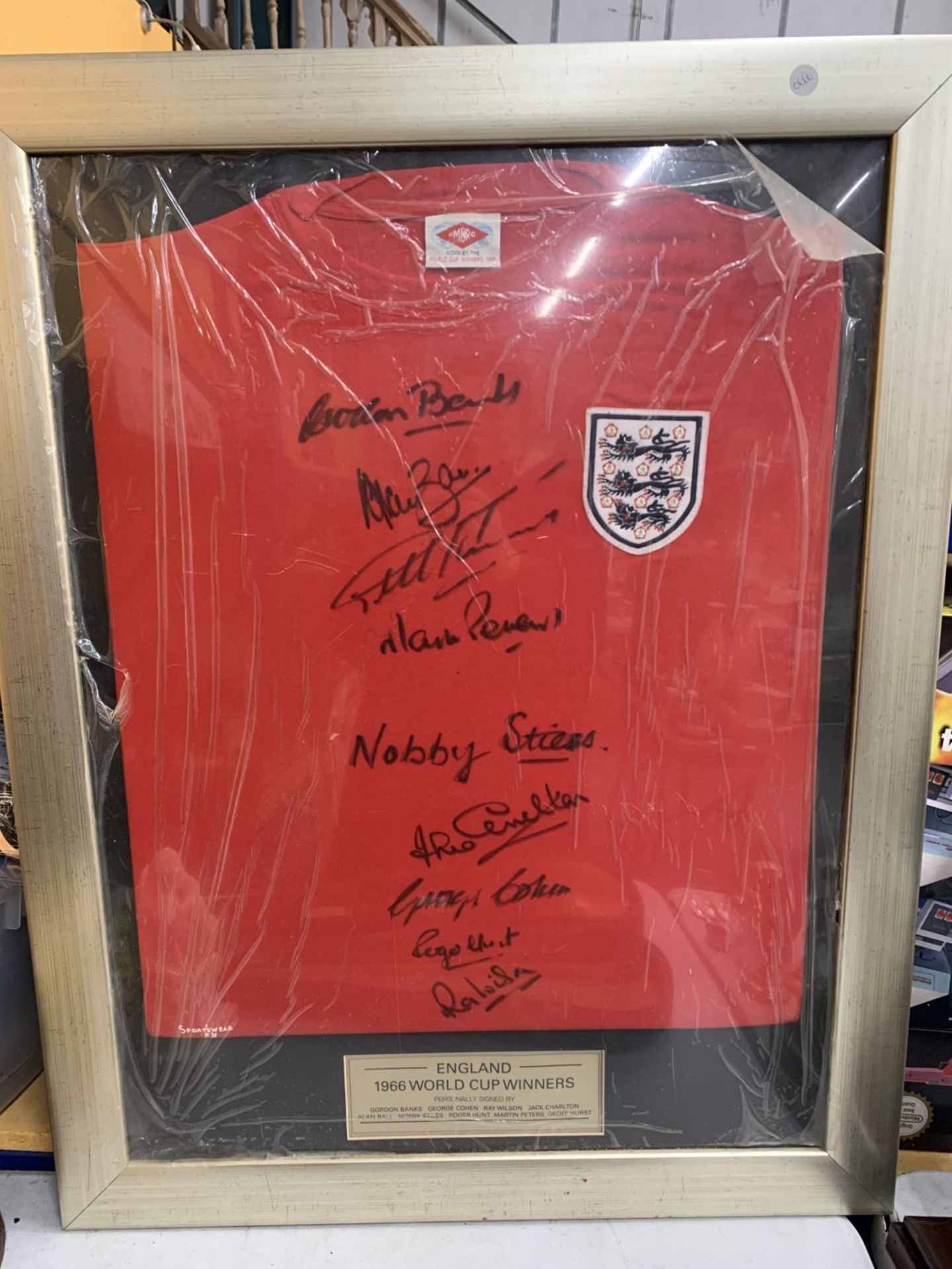 A FRAMED AUTHENTIC 1966 ENGLAND WORLD CUP FOOTBALL SHIRT SIGNED BY GORDON BANKS, GEOFF HURST, JACK - Image 2 of 9