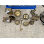 AN ASSORTMENT OF BRASS TO INCLUDE A KEY, A CLOCK AND A STORAGE BOX ETC