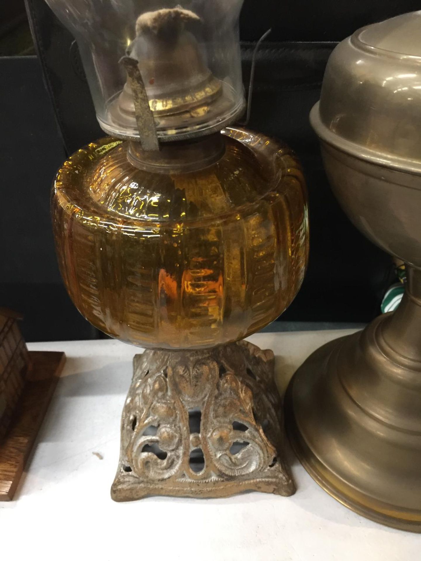 TWO VINTAGE OIL LAMPS ONE WITH A PIERCED BRASS BASE AND AMBER GLASS MIDDLE - Bild 10 aus 10