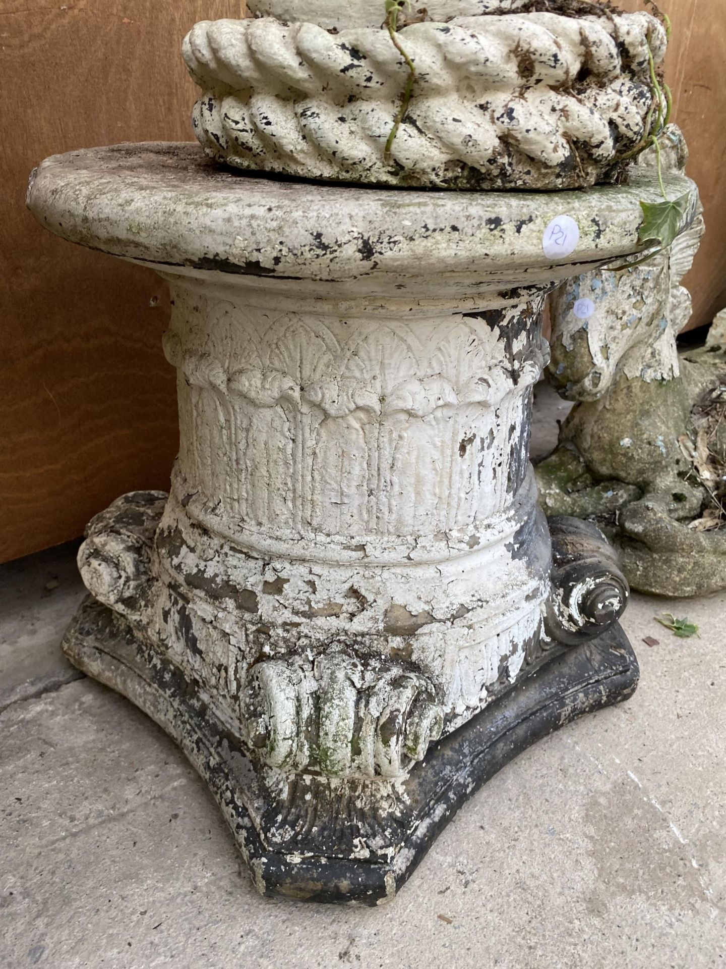 A RECONSTITUTED STONE HORSES HEAD WITH PEDESTAL BASE - Image 5 of 5