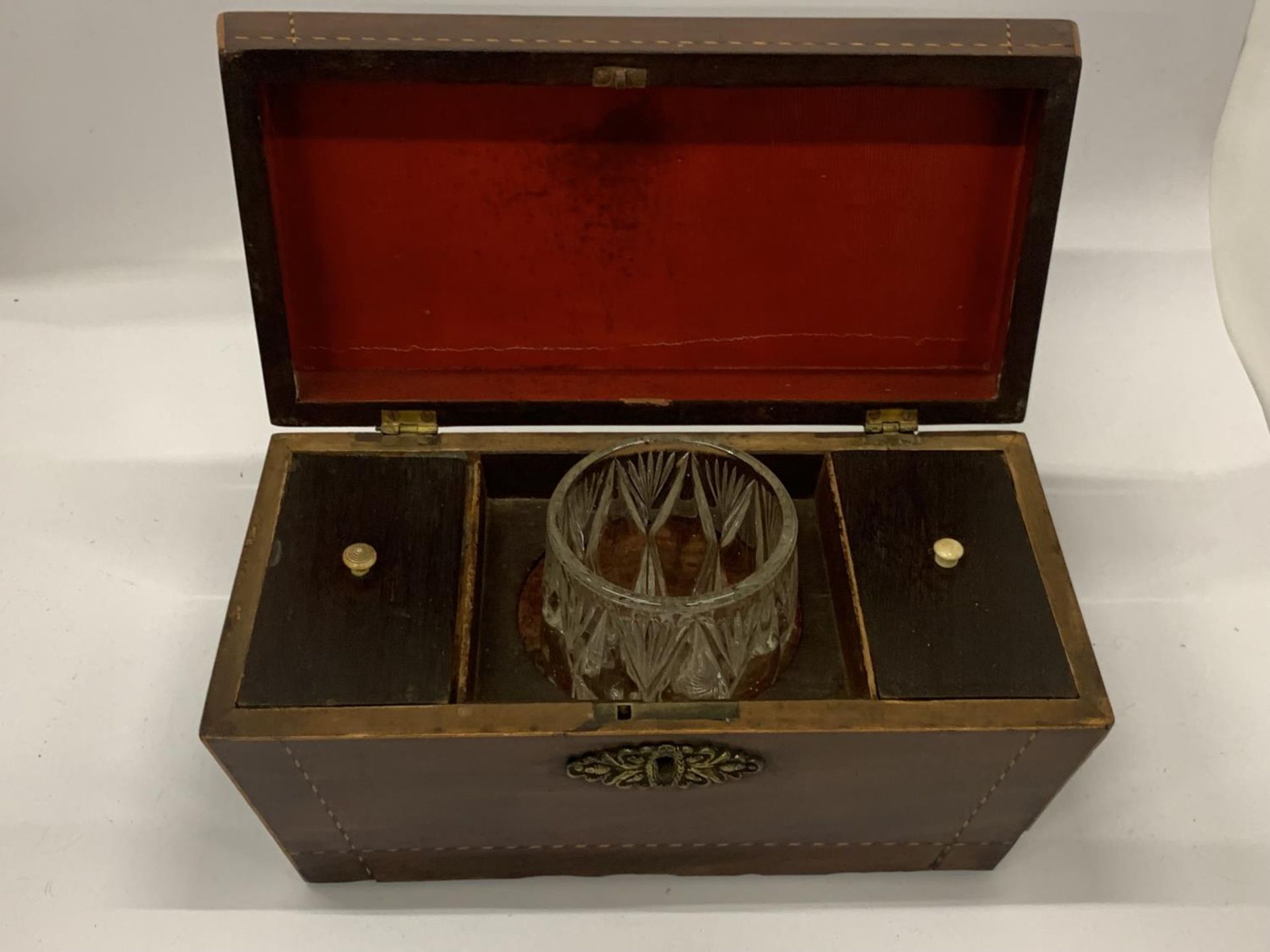 A 19TH CENTURY MAHOGANY SARCOPHAGUS SHAPE TEA CADDY WITH INNER COMPARTMENTS AND GLASS VASE - Image 6 of 8