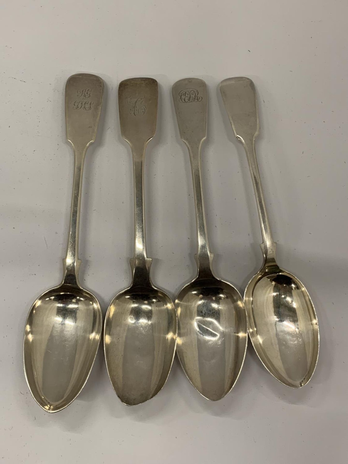 A GROUP OF FOUR HALLMARKED SILVER TABLE SPOONS TO INCLUDE TWO GEORGIAN EXAMPLES, TOTAL WEIGHT 310G - Image 2 of 8